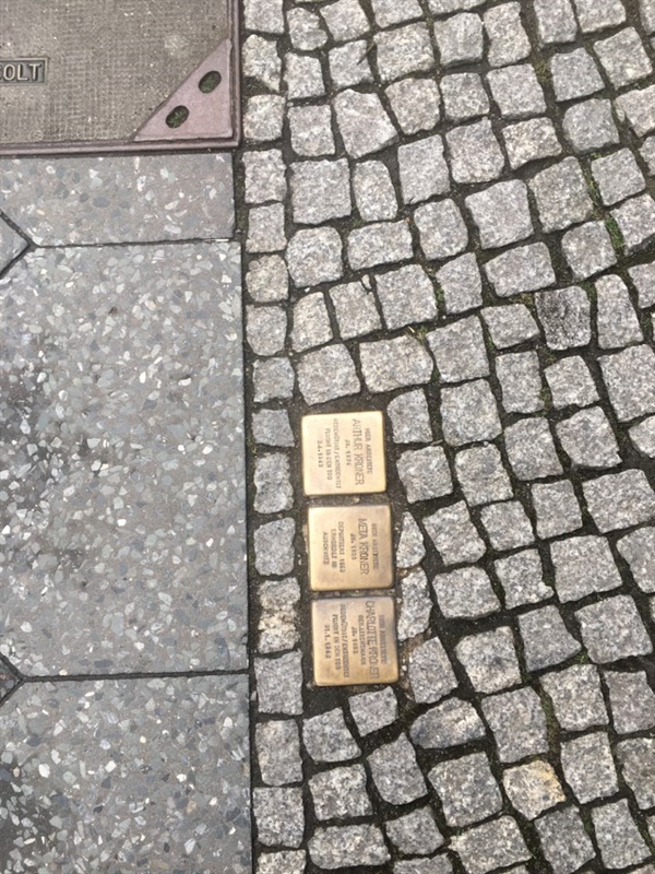 아프리카 희생자와 달리 유대인 희생을 추모하는 기념물은 베를린에서 매우 쉽게 발견된다.