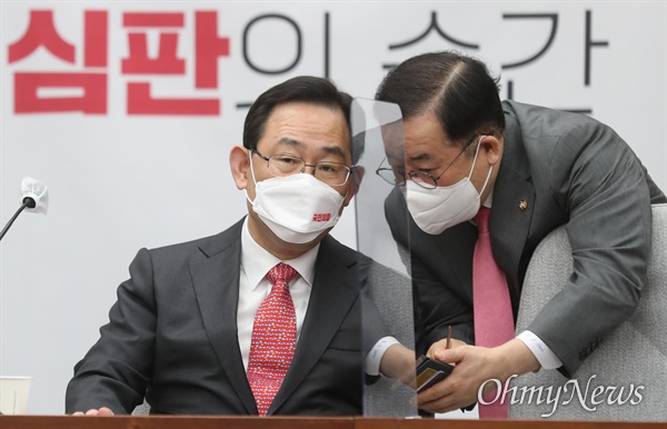 국민의힘 주호영 원내대표(왼족)와 박성중 의원이 16일 오전 서울 여의도 국회에서 열린 원내대책회의에서 대화하고 있다.