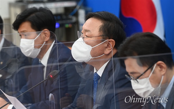 더불어민주당 김태년 대표 직무대행이 16일 오전 국회에서 열린 원내대책회의에서 발언하고 있다.