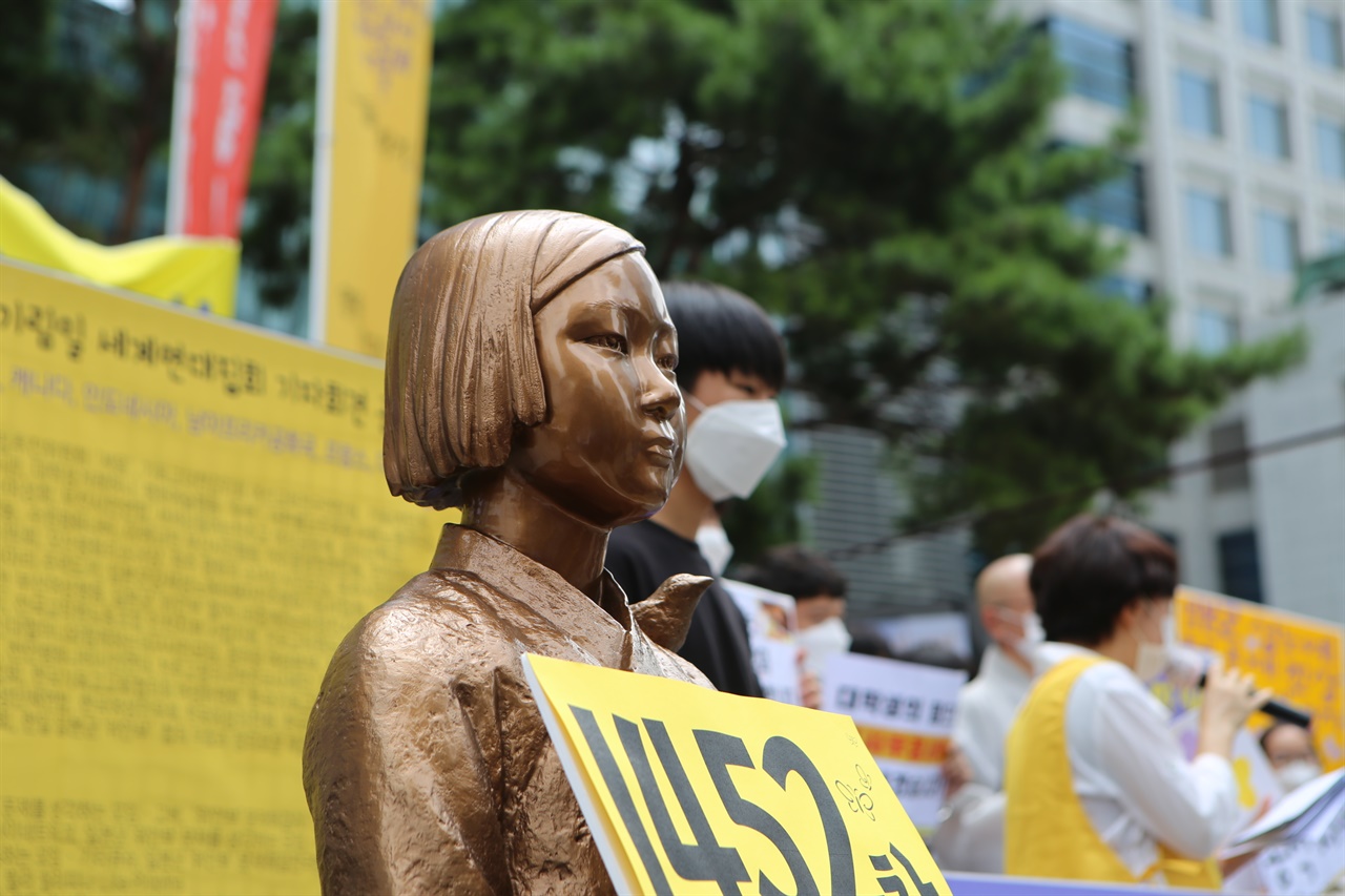 일본군 '위안부' 문제에 대한 일본 정부의 공식 사과와 배상을 촉구하기 위해 매주 수요일 주한일본대사관 앞에서 '수요집회'가 열린다.