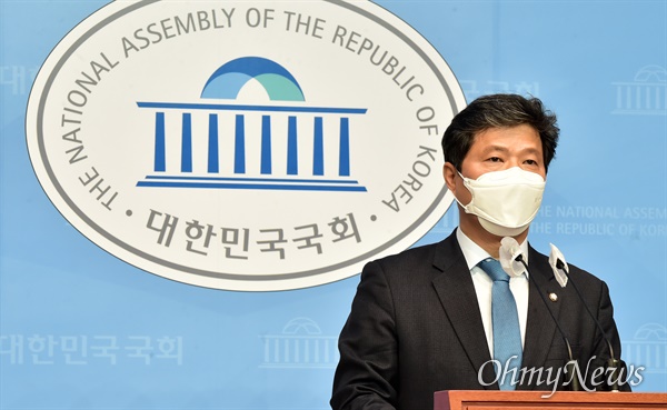 더불어민주당 서영석 의원이 지난 2021년 3월 16일 서울 여의도 국회 소통관에서 기자회견을 열고 부동산 투기의혹에 대해 해명하는 모습.
