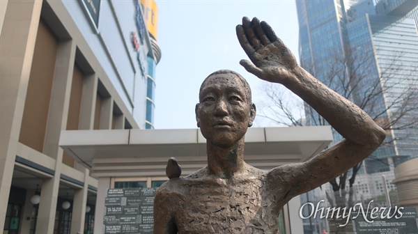 서울 용산역 광장에 자리한 강제징용 노동자상 모습