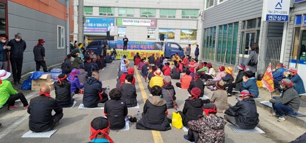 '주민동의없는 풍력발전시설 저지 화순군 대책위원회'는 지난 15일 화순군청 앞에서 풍력발전시설과 마을과의 이격거리 원상복구를 요구하며 시위를 벌였다. 