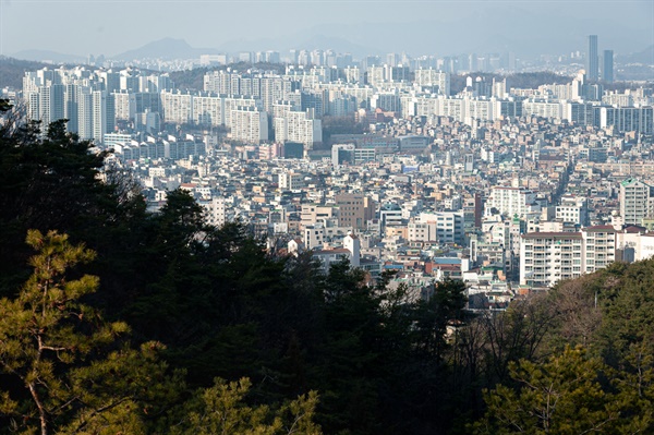 관음사에서 바라본 사당동과 방배동 조망. 관음사 우측의 암반지대에서 바라본 수려한 풍경.