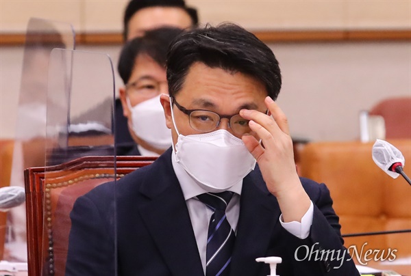 김진욱 고위공직자범죄수사처장이 16일 국회에서 열린 법제사법위원회 전체회의에 출석하고 있다.