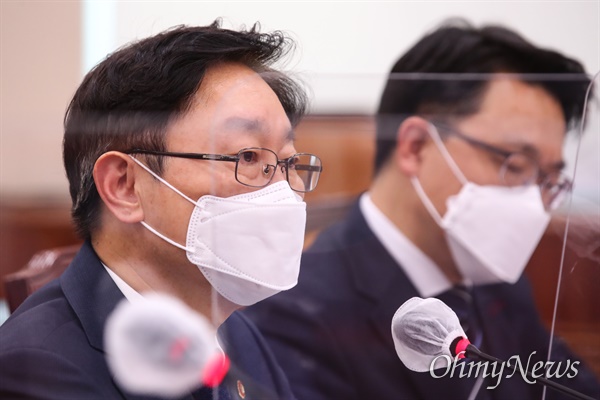 박범계 법무부 장관이 16일 국회에서 열린 법제사법위원회 전체회의에 출석, 답변하고 있다. 오른쪽은 김진욱 고위공직자범죄수사처장.