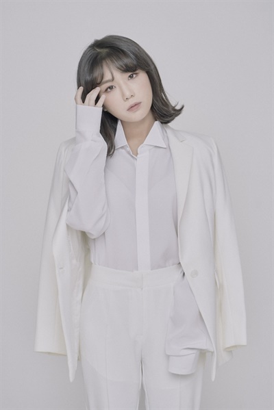  가수 안예은이 지난 16일 오후 홍대 근처 작업실에서 <별들의 책장> 인터뷰에 임했다. 