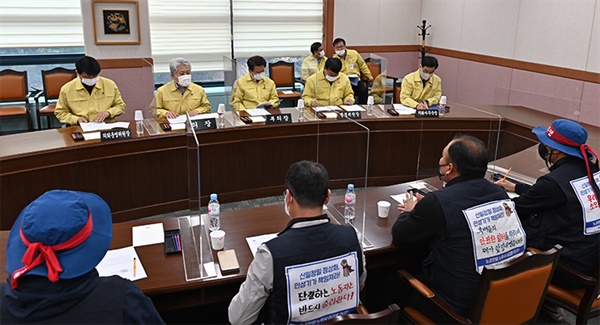 지난 15일 신일정밀 노조원들이 강릉시의회를 방문해 강희문 의장과 면담을 진행했다.