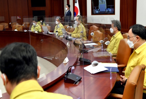  정세균 국무총리가 16일 세종로 정부서울청사에서 열린 코로나19 중앙재난안전대책본부 회의를 주재하고 있다.