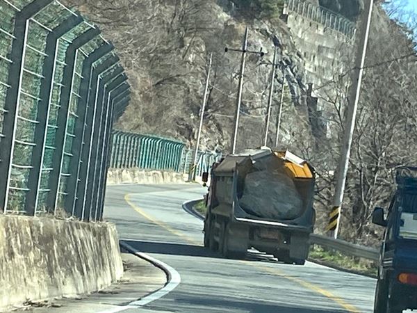  뒷문 없는 덤프트럭이 지리산 천왕봉로를 달리고 있다.