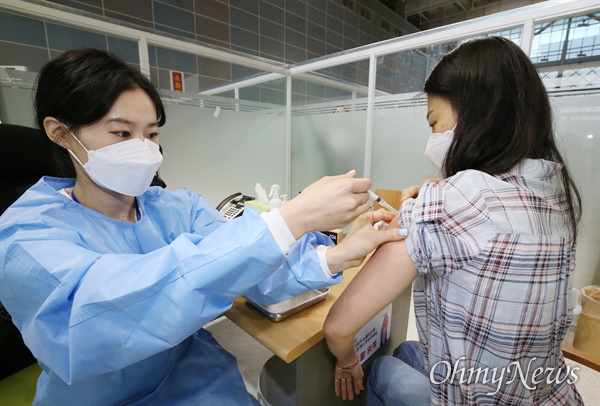 17일 오전 충남 천안시 서북구 실내테니스장에 마련된 예방접종센터에서 실시된 지역 예방접종센터 모의훈련에서 접종대상자들이 백신을 접종받고 있다.