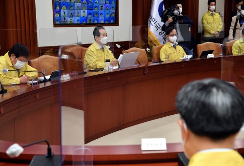  정세균 국무총리가 17일 세종로 정부서울청사에서 열린 코로나19 중앙재난안전대책본부 회의를 주재하고 있다.