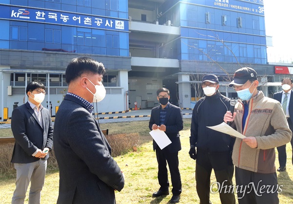 낙동강네트워크는 17일 한국농어촌공사 경남본부를 찾아 낙동강 취양수시설 개선과 관련한 입장문을 전달했다.