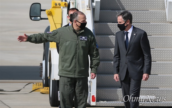 조 바이든 행정부 출범 후 첫 해외 순방에 나선 토니 블링컨 국무장관이 17일 오후 경기 오산 미 공군기지를 통해 도착해 스콧 플레어스 제7공군사령관 겸 주한미군부사령관의 안내를 받고 있다.