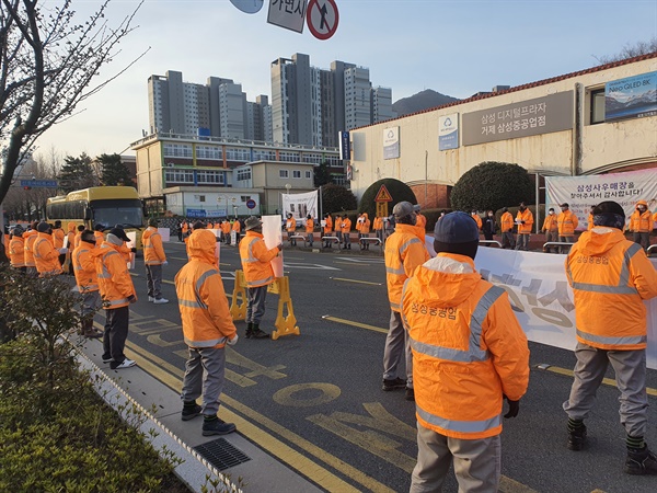  삼성중공업 하청 도장업체 소속인 '파워공'들이 일당 인상 등을 요구하며 작업거부에 이어 집회를 벌였다.