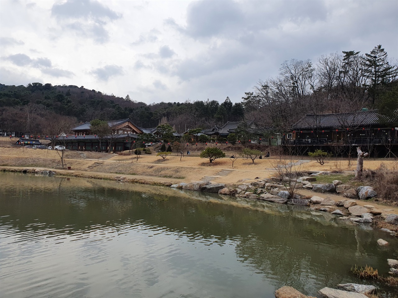 봉선사는 다른 산사들과 달리 절 앞마당에 호수와 잔디밭을 끼고 있고 호수의 한가운데는 분수가 솟구치며 클래식이 울리는 카페도 있다.