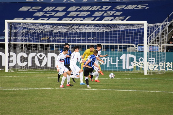  33분, 인천 유나이티드 플레이 메이커 아길라르가 오른발 슛으로 첫 골을 터뜨리는 순간