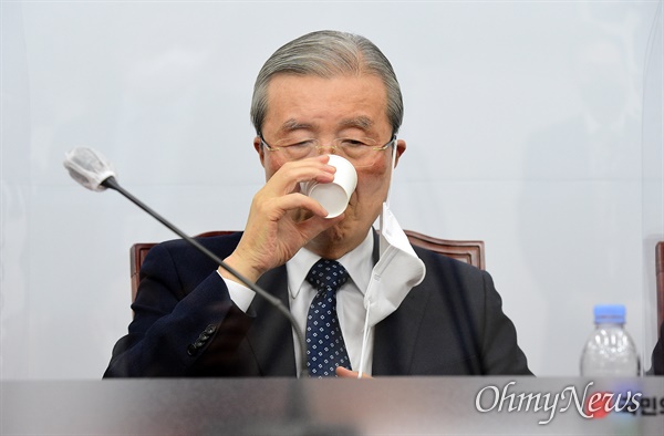 국민의힘 김종인 비상대책위원장이 18일 국회에서 열린 비상대책위원회의에 참석, 물을 마시고 있다.