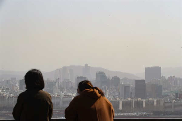 지난달 16일 서울 응봉산에서 바라본 시내 아파트 단지 모습.