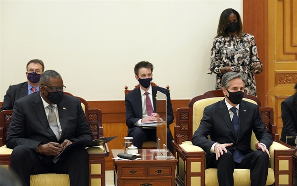 미국의 토니 블링컨 국무장관(오른쪽)과 로이드 오스틴 국방장관이 18일 오후 청와대를 예방해 문재인 대통령을 만나고 있다.
