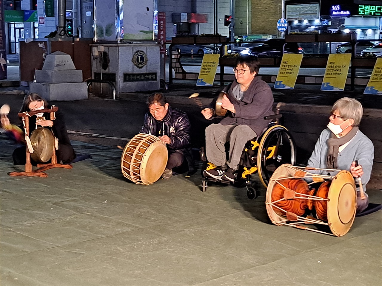  풍물 공연을 펼친 홍성문화연대 회원들 