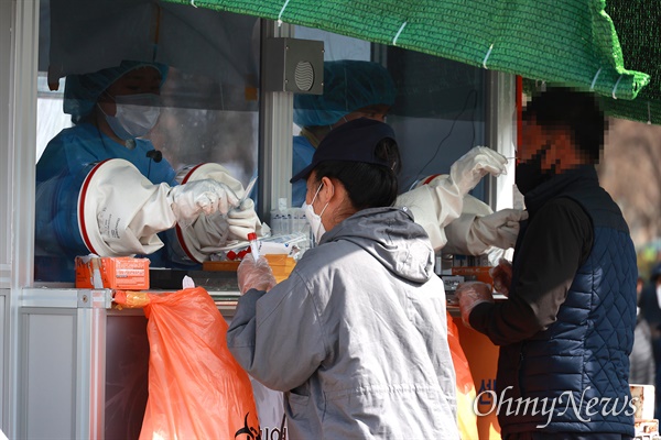  19일 오전 서울 구로역 광장에 마련된 코로나19 선별진료소에서 외국인노동자들이 검사를 받고 있다. 서울시는 코로나19 지역감염을 방지하기 위해 17일부터 31일까지 서울시내 사업에 1인 이상 외국인 노동자를 고용하는 사업주와 외국인노동자들에게 진단검사를 받도록 행정명령을 내렸으나, 차별과 인권침해라는 비판이 나오자 19일 오후 서울시는 행정명령을 철회했다.