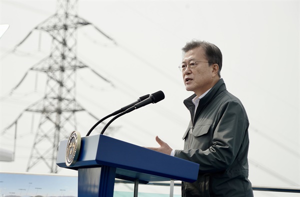 문재인 대통령이 19일 오후 충남 보령 화력발전소에서 열린 '충남 에너지전환과 그린뉴딜 전략 보고'에 참석해 발언하고 있다.