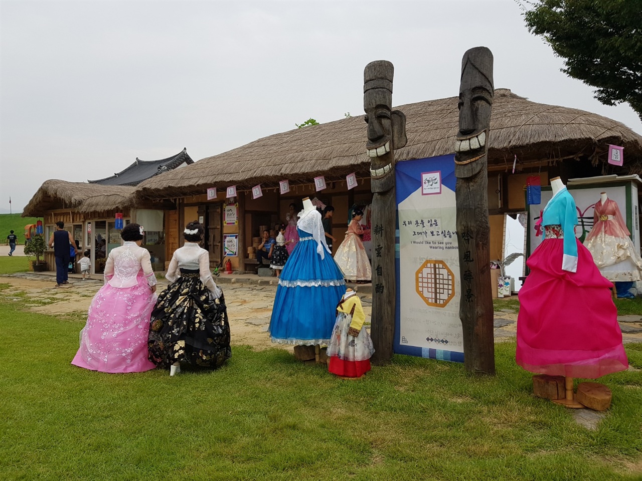 해미읍성 안에서 세탁비만 받고 '꽃빛 한복체험'을 운영했던 이은재 작가