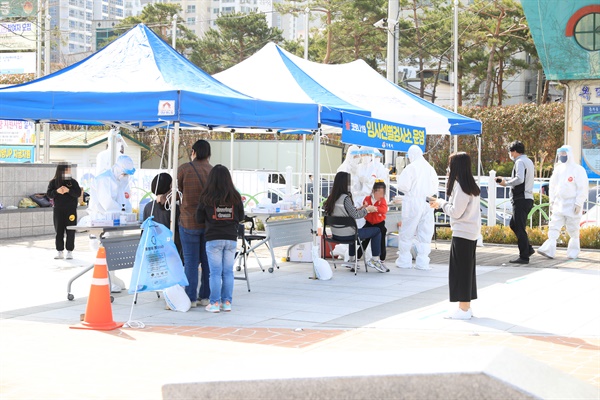 거제시 보건당국이 운영하고 있는 코로나19 선별진료소.