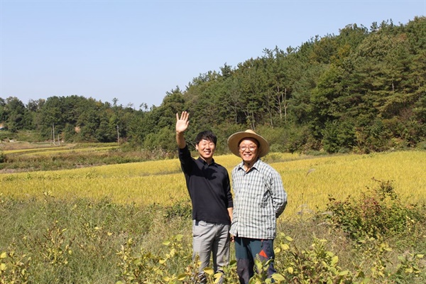박종범 대표가 농사펀드와 연계된 농부를 만나 인터뷰 하기 전 사진을 찍고 있다. 