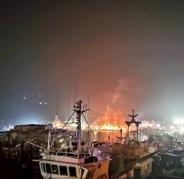 23일 새벽 3시 31분쯤 충남 태안군 근흥면 신진도리 신진항에서 정박 중이던 어선에서 화재가  발생해 어선 17척이 불에 타고 어민 2명이 다치는 피해가 발생했다.
