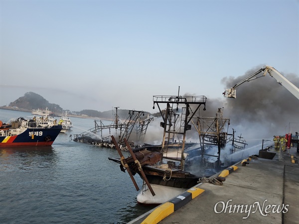 23일 새벽 3시 31분쯤 충남 태안군 근흥면 신진도리 신진항에서 정박 중이던 어선에서 화재가 발생해 어선 17척이 불에 타고 어민 2명이 다치는 피해가 발생했다.
