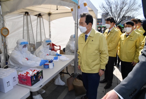 정세균 국무총리가 22일 서울 구로역광장에 마련된 외국인 밀집지역 임시선별진료소를 방문, 현장 점검을 하고 있다.