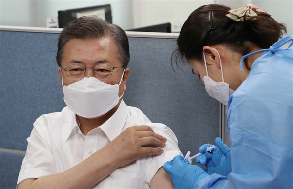 문재인 대통령이 23일 오전 서울 종로구보건소에서 아스트라제네카(AZ)사의 신종 코로나바이러스 감염증(코로나19) 백신을 맞고 있다. 