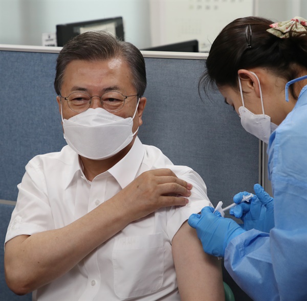 문재인 대통령이 지난 3월 23일 오전 서울 종로구보건소에서 아스트라제네카(AZ)사의 신종 코로나바이러스 감염증(코로나19) 백신을 맞고 있다