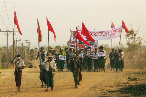 군부 쿠데타에 저항하고 있는 미얀마인들이 3월 22일 마궤주(Magway Region) 아웅란(Aung Lan)에서 시위를 벌이고 있다. 