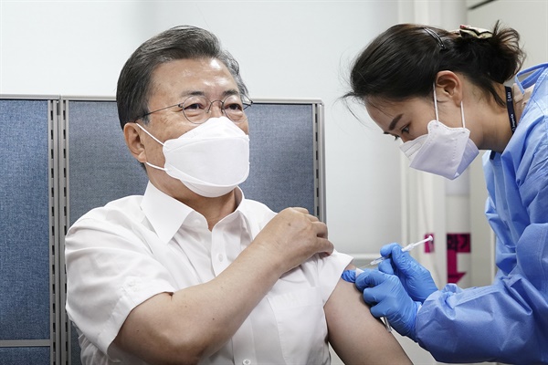 문재인 대통령이 23일 오전 서울 종로구보건소에서 아스트라제네카(AZ)사의 코로나19 백신을 접종하고 있다. 