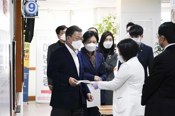 문재인 대통령이 23일 오전 서울 종로구보건소에서 아스트라제네카(AZ)사의 코로나19 백신을 접종을 받기 위해 이동하고 있다.