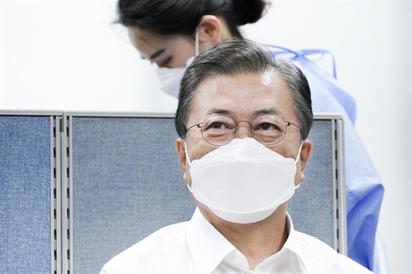 문재인 대통령이 23일 오전 서울 종로구보건소에서 아스트라제네카(AZ)사의 코로나19 백신을 접종을 받기 위해 대기하고 있다.