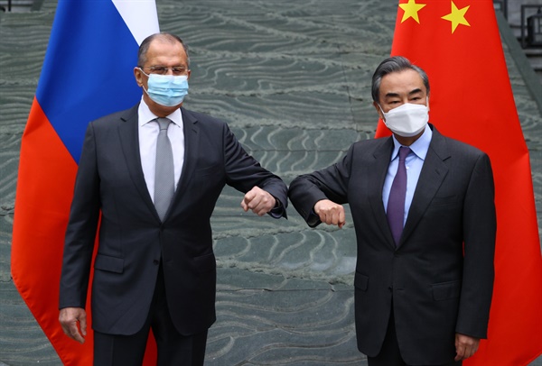 22일 중국 구이린에서 만난 세르게이 라브로프 러시아 외무장관(왼쪽)과 왕이 중국 외교부장.