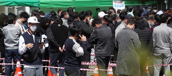 22일 경남 거제시 거제 한 병원 코로나 검사장에 많은 시민이 거리두기를 무시한 채 줄 서 있다. 