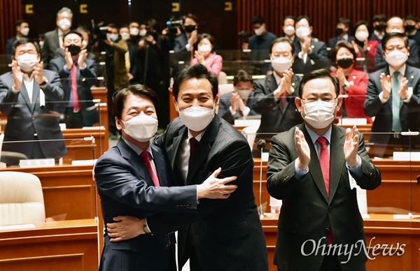  오세훈 국민의힘 서울시장 후보와 안철수 공동선거대책위원장이 24일 국회에서 열린 의원총회에서 포옹을 하고 있다.