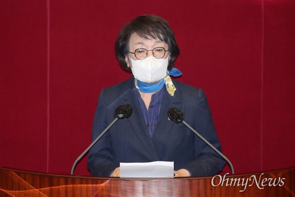  김진애 열린민주당 의원 24일 서울 여의도 국회에서 열린 본회의에서 국회의원 사직의 건에 대해 신상발언을 하고 있다. 