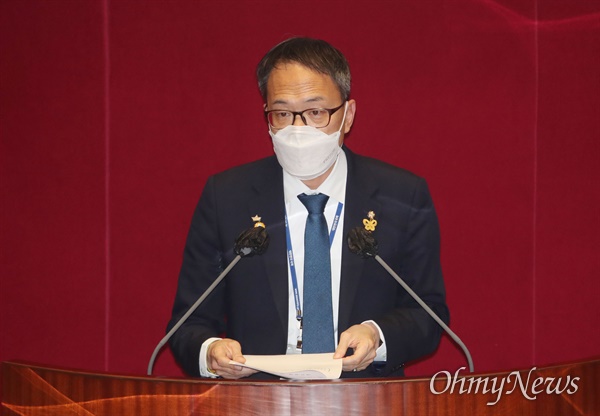 박주민 더불어민주당 의원이 24일 서울 여의도 국회에서 열린 본회의에서 스토킹범죄의 처벌 등에 관한 법률안에 대한 제안설명을 하고 있다. 