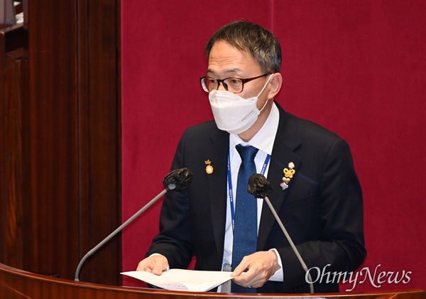박주민 더불어민주당 의원이 24일 국회에서 열린 본회의에서 발언을 하고 있다.