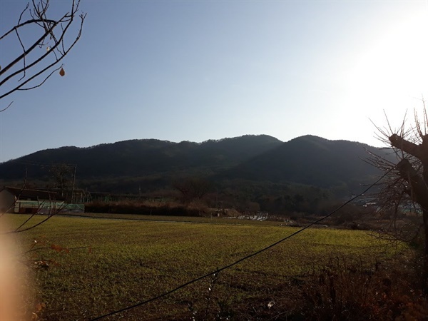  인지면 산동1리서 바라본 도비산 채굴 예정지 일대. 23일 충남도가 채굴계획인가 신청을 반려했지만 행정심판, 행정소송 등의 절차가 남아 있어 주민들은 경계를 늦추지 않고 있는 실정이다. 