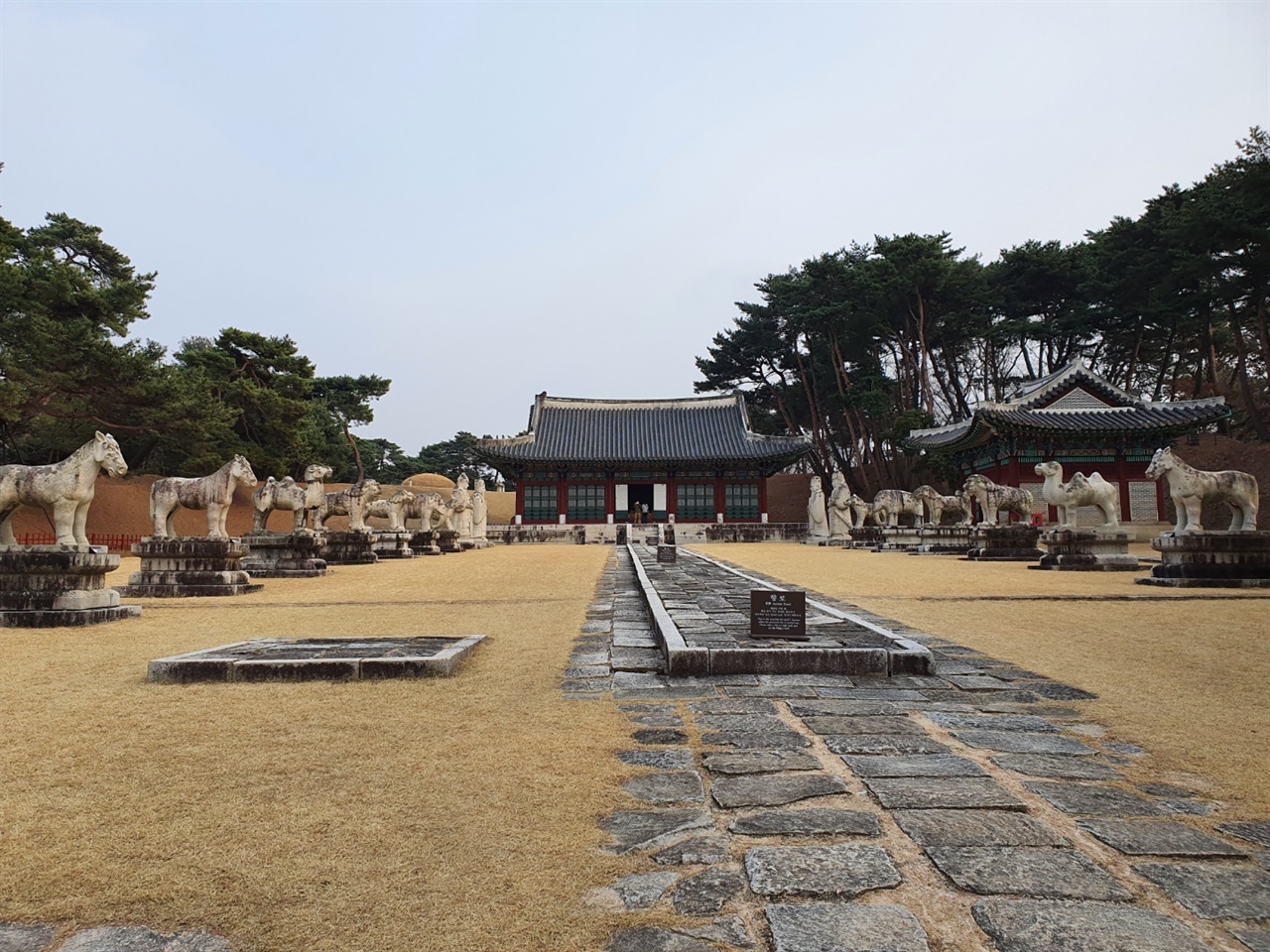 순종과 2명의 황후의 합장릉인 유릉의 풍경 조선왕조의 마지막 황제인 순종을 모시는 유릉은 황제의 예로 안장되었다. 입구에는 능침에서나 볼 수 있는 석물이 일렬로 늘어서 있다. 우리나라에서 보기 힘든 코끼리나 낙타의 석상이 인상적이다.