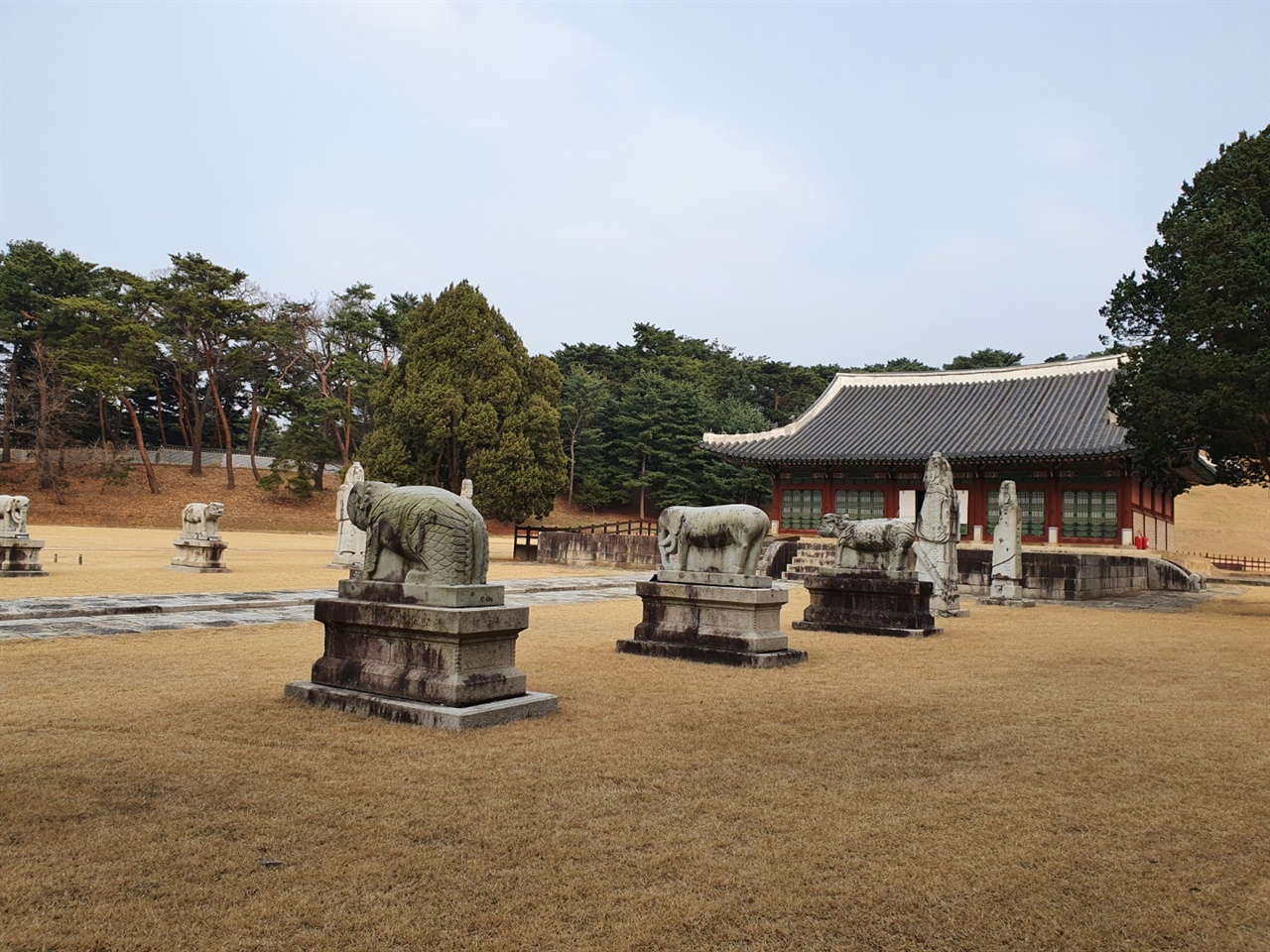 고종과 명성황후의 합장릉인 홍릉의 전경 고종과 유명한 명성황후가 잠들어 있는 홍릉의 풍경이다. 홍릉 역시 유릉처럼 석물이 침전앞에 조성되어 있지만 크기나 형식에 차이가 꽤 있다. 조선석공의 마지막 작품이 유릉의 석물인 것이다.