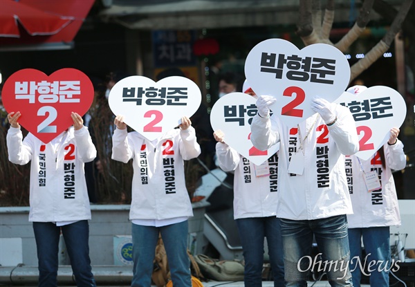 박형준 국민의힘 부산시장 후보가 공식선거운동 첫날인 25일 오전 부산진구 부전시장에서 출정식을 열고 유세를 하고 있다.
