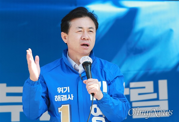 김영춘 더불어민주당 부산시장 후보가 공식선거운동 첫날인 25일 오전 남구 문현동 부산국제금융센터에서 출정식을 열고 유세를 하고 있다.